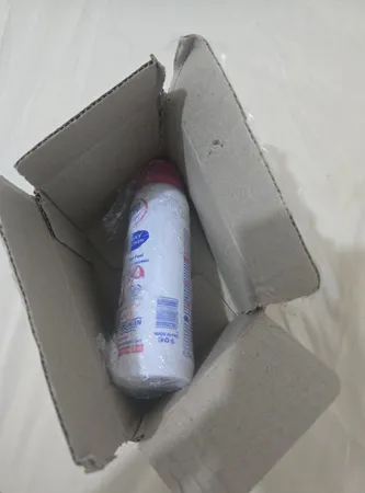 اسپری ضد آفتاب بی‌رنگ وکالی، SPF 50، مدل 001، مناسب انواع پوست چرب با حجم 235 میلی‌لیتر، محافظت‌کننده در برابر اشعه‌های UVA و UVB، ضد آب و مرطوب‌کننده، روشن‌کننده، ضد لک و پیری، دارای فرمولاسیون فاقد چربی، کلاژن، ویتامین‌های C و E، با ماندگاری 2 ساعته