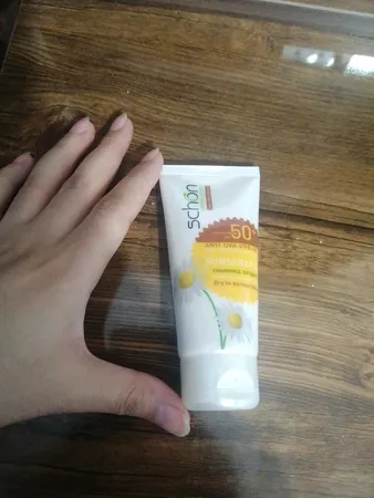 کرم ضد آفتاب رنگی شون، 50 SPF، مدل Herbal Origin، مناسب پوست خشک تا نرمال تنالیته رنگ متوسط و حجم 50 میلی‌لیتر، محافظت کننده در برابر اشعه UVA، UVB، IR، بافت سبک و فاقد چربی، بدون ایجاد سفیدی، آبرسان، ضد التهاب و قرمزی، نرم کننده، با ماندگاری 2 ساعته