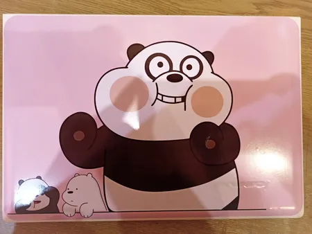 استیکر لپ تاپ مدل پاندا کوچولوی خنگ کد01 مناسب برای لپ تاپ 17 اینچ به همراه برچسب حروف فارسی کیبورد