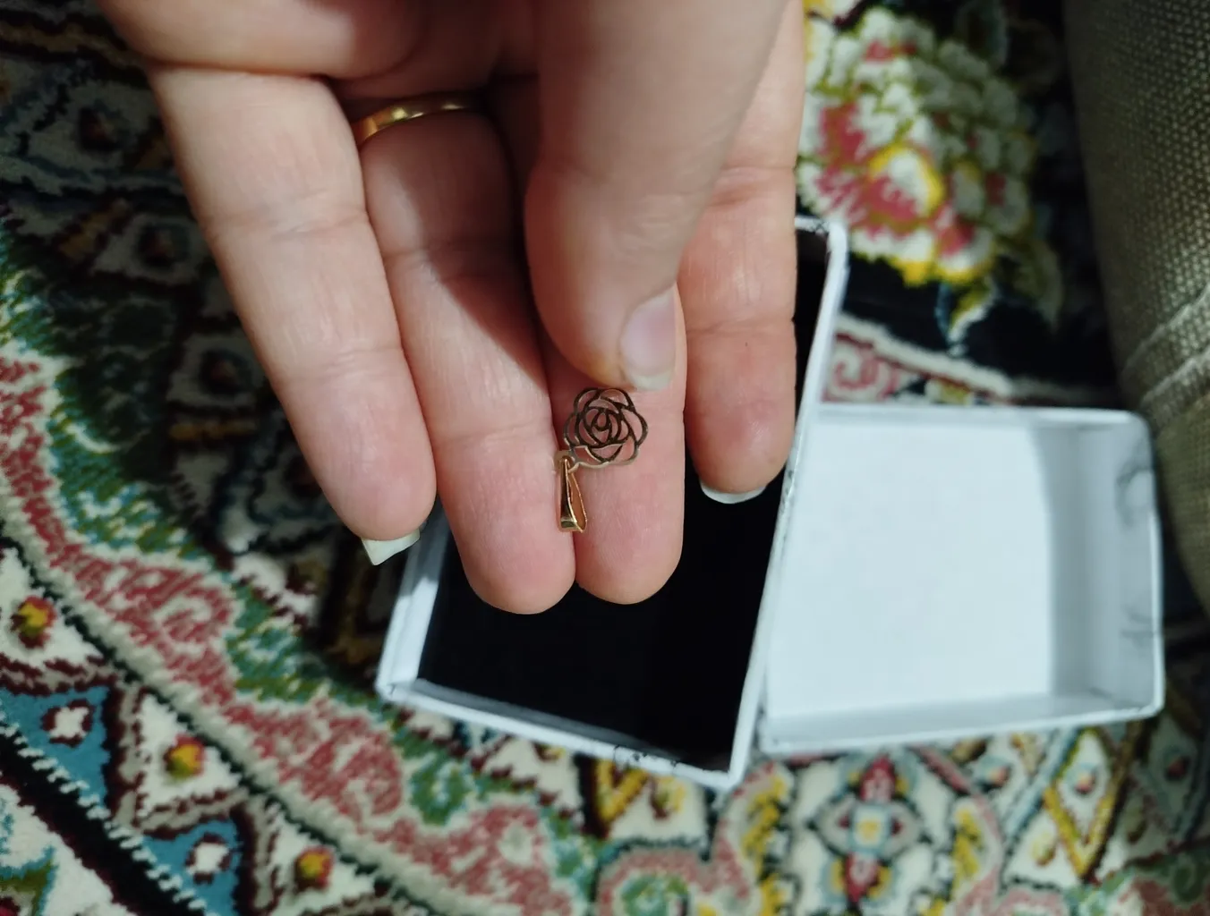 آویز گردنبند طلا 18 عیار دخترانه مدوپد طرح گل