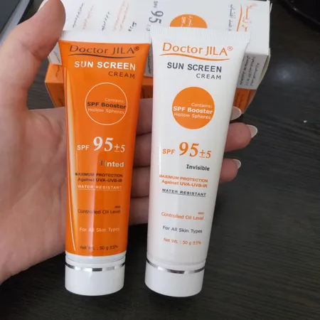 کرم ضدآفتاب رنگی دکتر ژیلا مدل DJ2 مناسب انواع پوست حجم 50 میلی لیتر