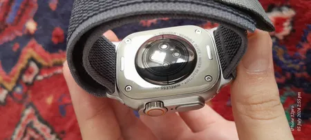 ساعت هوشمند مدل HK9 ULTRA 2 MAX دارای قابلیت های صفحه نمایش رنگی، صفحه نمایش لمسی، کنترل موسیقی (Music Player)، کنترل سطح اکسیژن خون، قابلیت مکالمه از طریق بلوتوث، پشتیبانی از زبان فارسی در منو و سیستم‌عامل بند سیلیکون