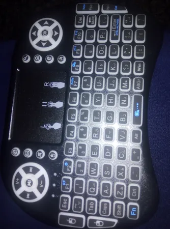 مینی کیبورد بی‌سیم همراه با تاچ‌پد مدل 08RF/2.2 Persian