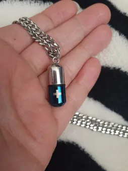 آویز گردنبند مردانه طرح کپسول مدل Kp-01