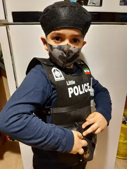 ایفای نقش پلیس مدل P-102 همراه دستبند