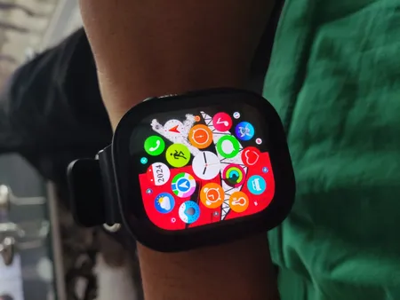 ساعت هوشمند مدل HK9 ULTRA 2 MAX دارای قابلیت های صفحه نمایش رنگی، صفحه نمایش لمسی، کنترل موسیقی (Music Player)، کنترل سطح اکسیژن خون، قابلیت مکالمه از طریق بلوتوث، پشتیبانی از زبان فارسی در منو و سیستم‌عامل بند سیلیکون