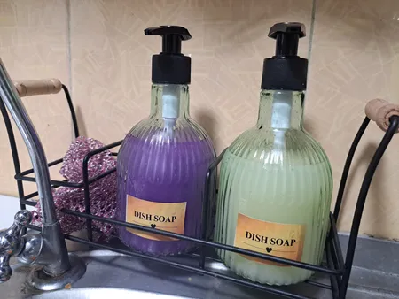 مخزن مایع ظرفشویی مدل line برچسب دار مجموعه دو عددی به همراه استند فلزی