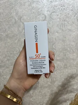 کرم ضد آفتاب بدون رنگ ژیناژن SPF 50 مدل Fusion Liquid ‌مناسب پوست‌های چرب و مختلط حجم 50 میلی‌لیتر
