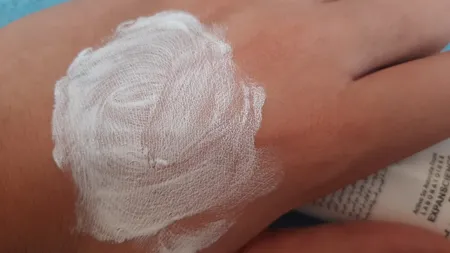 کرم ضدآفتاب بی‌رنگ درمالیفت مدل SPF50، مناسب پوست‌های چرب، حجم 40 میلی‌لیتر