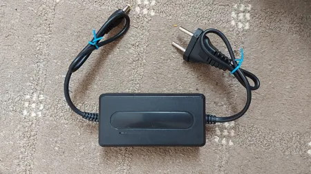 آداپتور 12 ولت 2 آمپر مدل SL-142 مناسب برای دوربین مداربسته