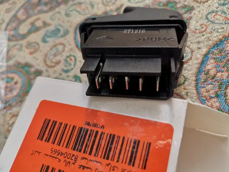 کلید شیشه بالابر عقب راست نیکوپخش کد 82004665 مناسب برای ال90