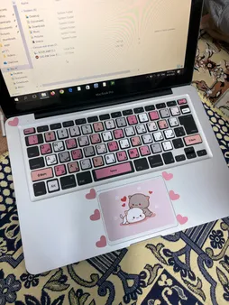 استیکر لپ تاپ مدل cute cat 03 مناسب برای لپ تاپ 15 تا 17 اینچ به همراه برچسب حروف فارسی کیبورد