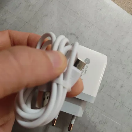 شارژر دیواری 10.5 وات مدل 2.1A) به همراه کابل تبدیل MICROUSB