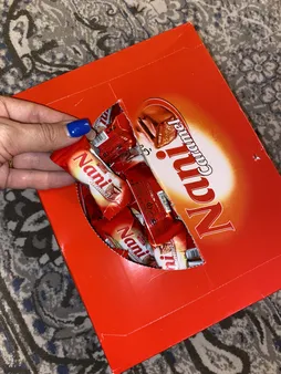 شکلات مغز دار نانی شیرین عسل -800 گرم بسته 100 عددی