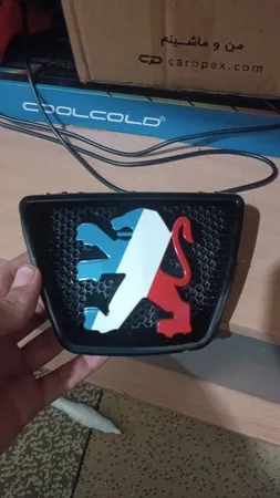 آرم جلو پنجره خودرو آراکس یدک  مدل AY-2109 طرح پرچم فرانسه مناسب برای پژو پارس