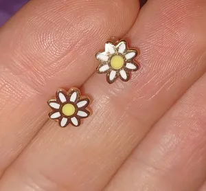 تجریه خرید گوشواره میخی طلا 18 عیار زنانه بان گالری مدل گل بابونه