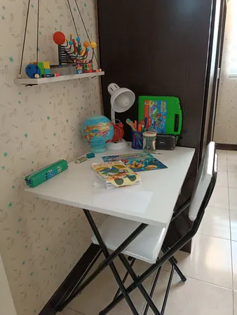 میز و صندلی تحریر تاشو و تنظیم شو باس قرمز