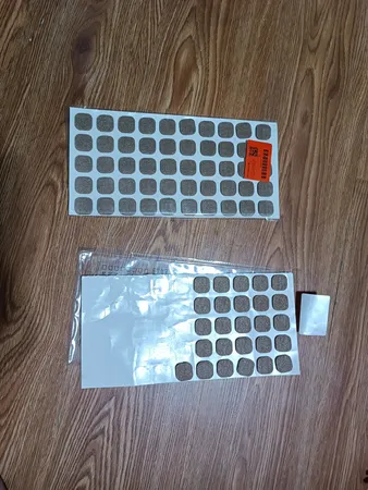 پد پایه مبل و صندلی نمدی مدل 003 مربع2*2 سانتی پشت چسب دار بسته 50 عددی