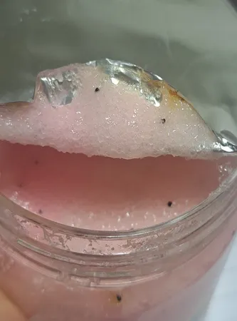 اسکراب لایه بردار پوست ترتیو مدل توت فرنگی شی باتر وزن 320 گرم