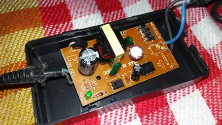 آداپتور 12 ولت 2 آمپر مدل SL-142 مناسب برای دوربین مداربسته