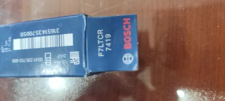 شمع خودرو بوش مدل  سه پلاتین پایه کوتاه کد  Russia FR8KTC بسته 4 عددی