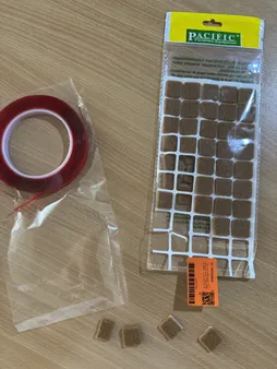 پد پایه مبل و صندلی نمدی مدل 003 مربع2*2 سانتی پشت چسب دار بسته 50 عددی