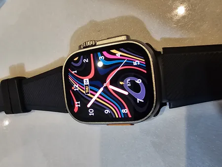 ساعت هوشمند مدل HK9 ULTRA 2 MAX دارای قابلیت های صفحه نمایش رنگی، صفحه نمایش لمسی، کنترل موسیقی (Music Player)، کنترل سطح اکسیژن خون، قابلیت مکالمه از طریق بلوتوث، پشتیبانی از زبان فارسی در منو و سیستم‌عامل بند سیلیکون