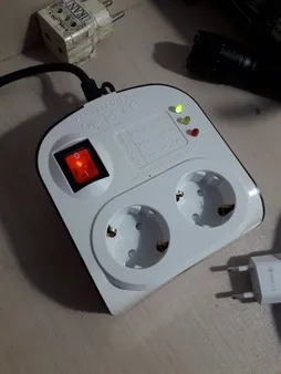 محافظ ولتاژ پارت الکتریک مدل 8787