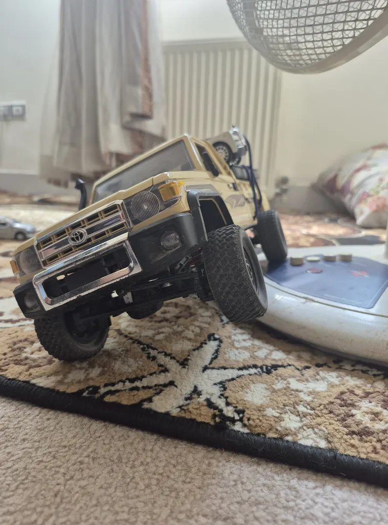 ماشین بازی کنترلی ام ان مدل وانت تویوتا لندکروز