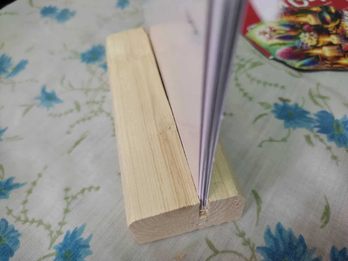 تقویم رومیزی سال 1404 انتشارات ایلیا مهر مدل سبد گل