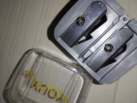 مداد تراش آرایشی یویی مدل pro