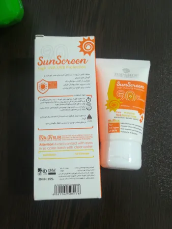 کرم ضدآفتاب بی‌رنگ تاپ شاپ مدل SPF90 مناسب انواع پوست، حجم 50 میلی‌لیتر