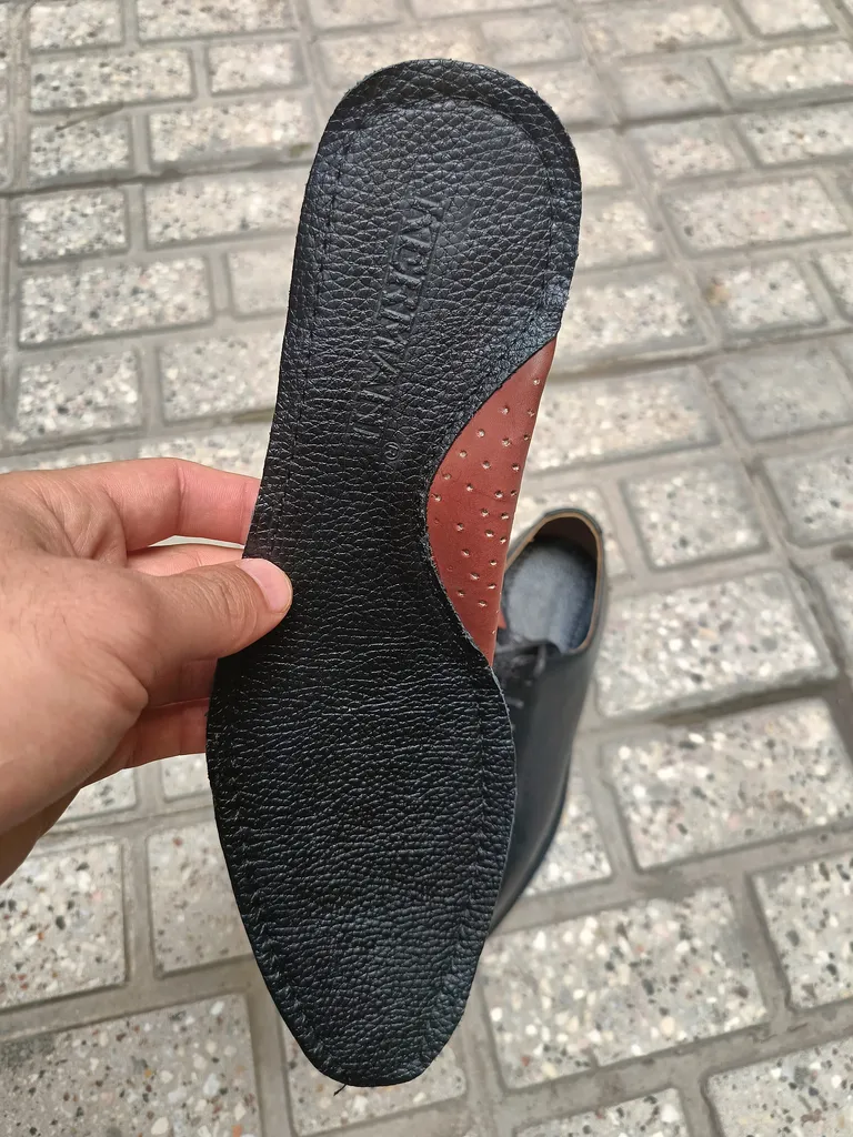 کفش مردانه کرمانی مدل چرم دستدوز  فلوتر طبیعی کد 1060 رنگ مشکی