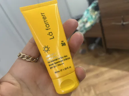 کرم ضدآفتاب و ضدلک بی‌رنگ لافارر مدل SPF30، مناسب پوست‌های خشک و معمولی، حجم 40 میلی‌لیتر