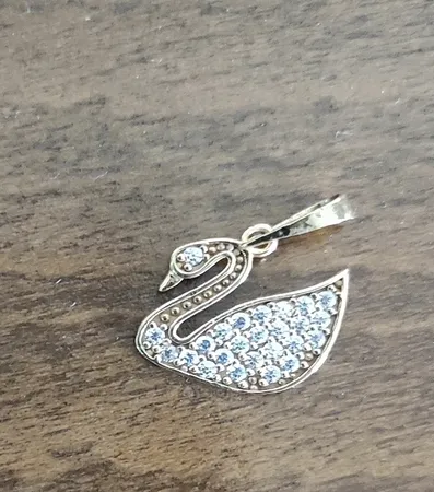 آویز گردنبند طلا 18 عیار زنانه ماوی گالری مدل قو نگینی