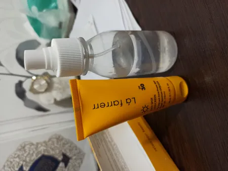 کرم ضدآفتاب و ضدلک بی‌رنگ لافارر مدل SPF30، مناسب پوست‌های چرب، حجم 40 میلی‌لیتر