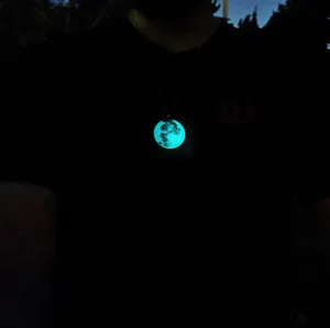 تجریه خرید آویز گردنبند مدل رزینی شبتاب طرح ماه کامل