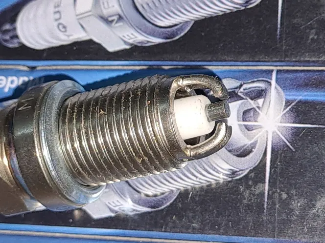 شمع خودرو اکیوم دو پلاتین مدل RFC42LZ2E بسته 4 عددی