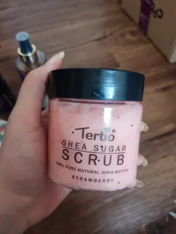 اسکراب لایه بردار پوست ترتیو مدل توت فرنگی شی باتر وزن 320 گرم