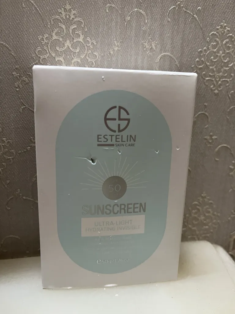 کرم ضد آفتاب بدون رنگ استلین، 50 SPF، مدل ultra light، مناسب انواع پوست و حجم 50 میلی‌لیتر، محافظت کننده در برابر اشعه UVA و UVB، بسیار سبک، +++ PA، آبرسان، ضد لک، با ماندگاری 2 ساعته