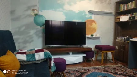 میز تلویزيون راهپود مدل آفتابگردان به همراه طبقه دیواری