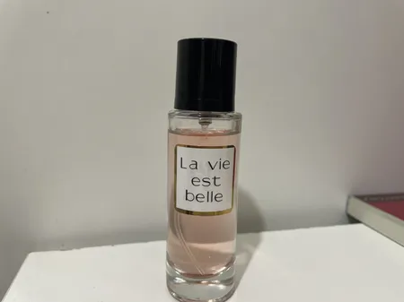 عطر جیبی زنانه نیو پرستیژ کالر مدل La Vie Est Belle حجم 35 میلی لیتر
