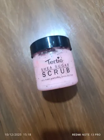 اسکراب لایه بردار پوست ترتیو مدل توت فرنگی شی باتر وزن 320 گرم