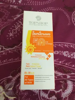 کرم ضد آفتاب بی رنگ تاپ شاپ مدل  SPF 50 مناسب انواع پوست حجم 50 میلی لیتر
