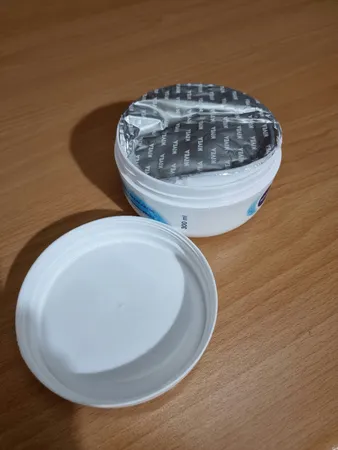 کرم مرطوب کننده نیوآ مدل Soft حجم 300 میلی لیتر