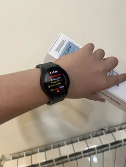 ساعت هوشمند سامسونگ مدل Galaxy Watch 7 40mm دارای قابلیت های کنترل موسیقی (Music Player)، قابلیت مکالمه از طریق بلوتوث، قابلیت تغییر طرح ساعت یا تم، صفحه همیشه روشن (Always-on Display)، پشتیبانی از دستیار صوتی بند پلاستیک