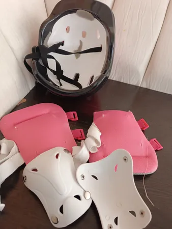 اسکیت کفشی استریت رانر مدل ۰۰۲ به همراه کلاه و لوازم ایمنی اسکیت