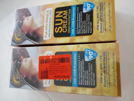 کرم ضدآفتاب بدون رنگ وکالی SPF90 مدل 01 مناسب برای انواع پوست‌ها، حجم 130 میلی‌لیتر