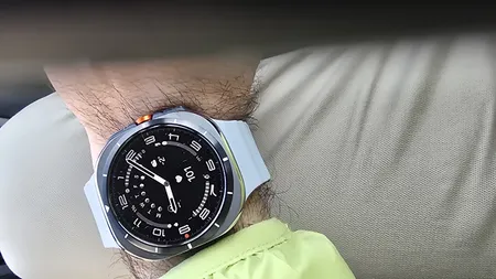 ساعت هوشمند سامسونگ مدل Galaxy Watch Ultra دارای قابلیت های کنترل موسیقی (Music Player)، قابلیت مکالمه از طریق بلوتوث، قابلیت تغییر طرح ساعت یا تم، صفحه همیشه روشن (Always-on Display)، پشتیبانی از دستیار صوتی بند سیلیکون