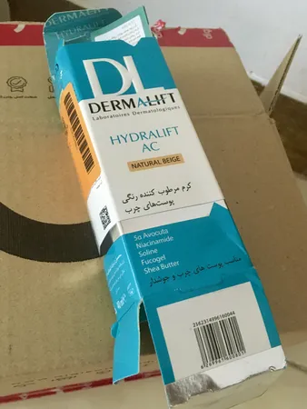 کرم مرطوب کننده رنگی درمالیفت مدل HYDRALIFT AC  مناسب پوست‌های چرب حجم 40 میلی لیتر